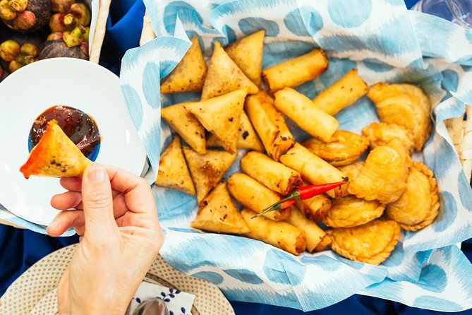 The 10 Tastings of Kuala Lumpur With Locals: Private Street Food Tour - Petaling Street and the first round of tastings